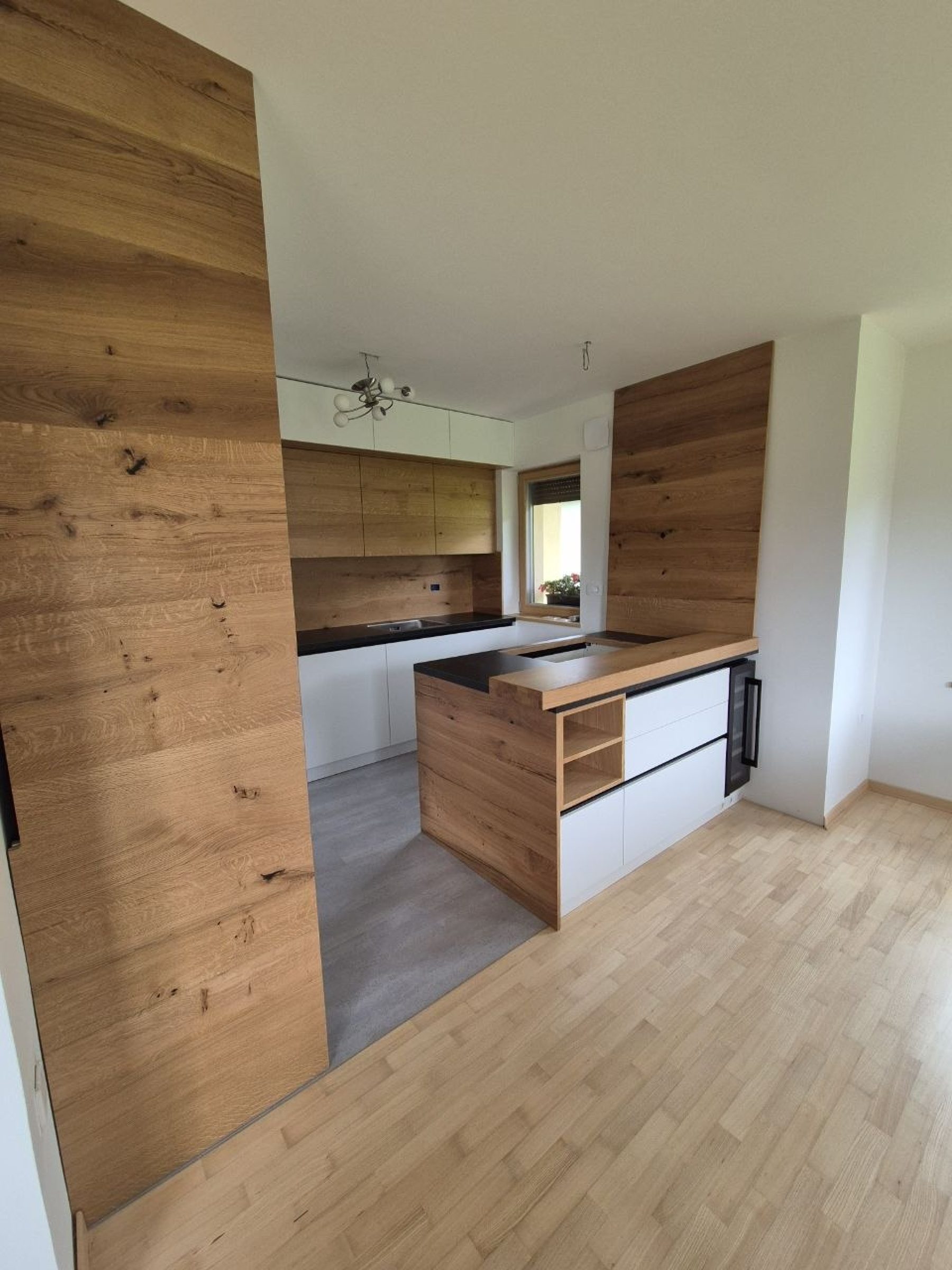 Kuhinja po meri z otokom