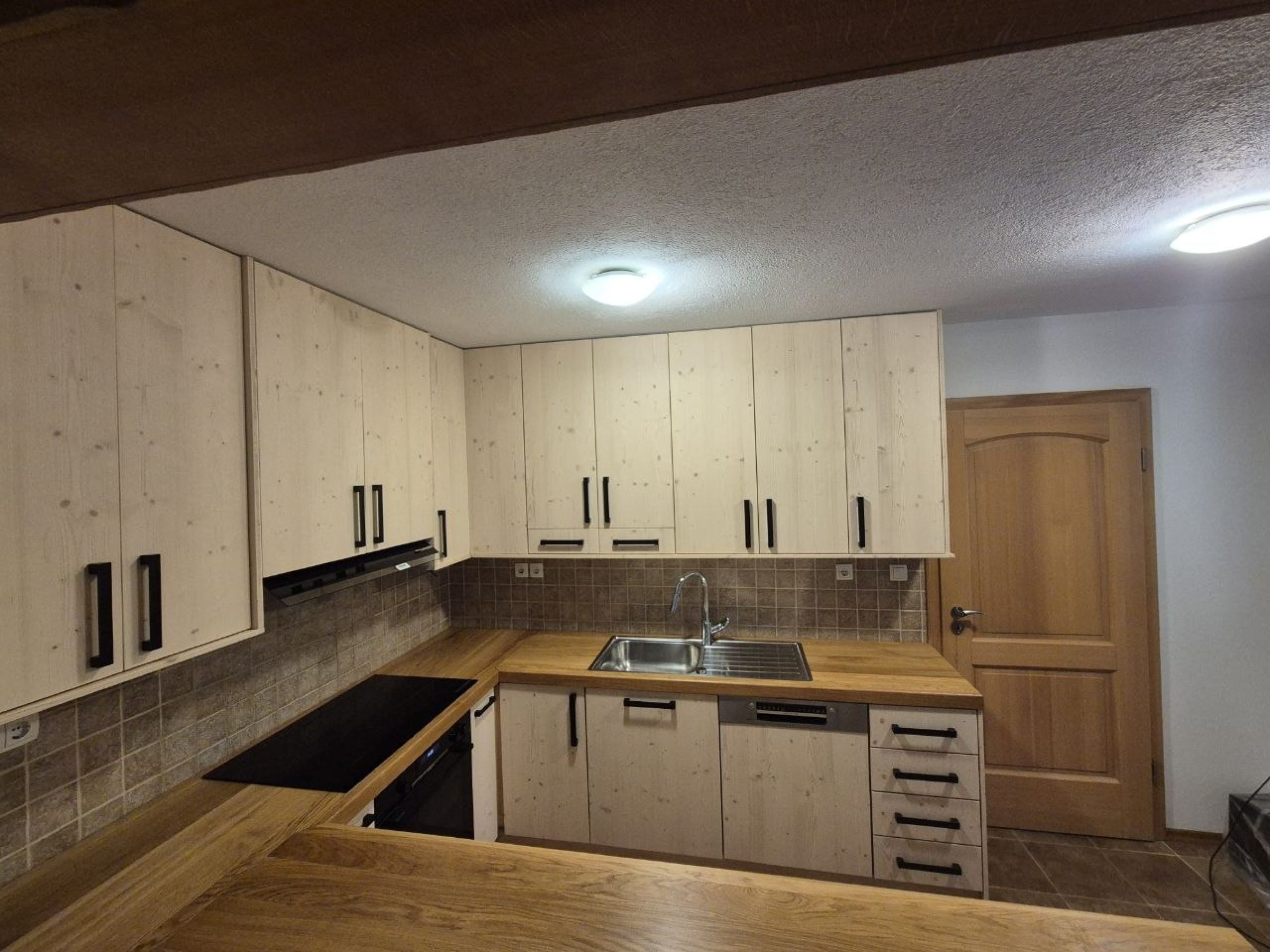 Rustikalna kuhinja v L-postavitvi po meri