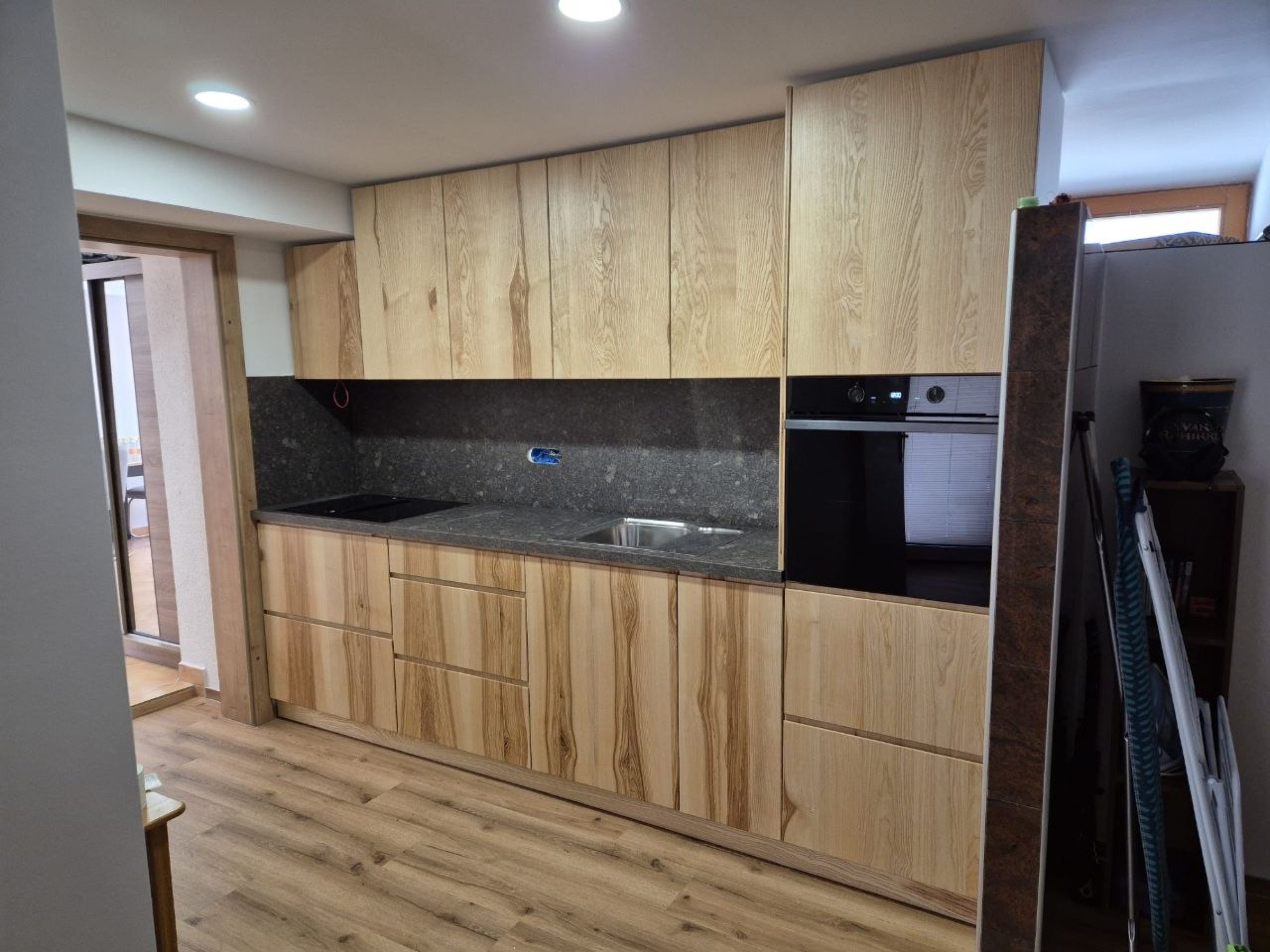 Moderna kuhinja v ravni liniji po meri