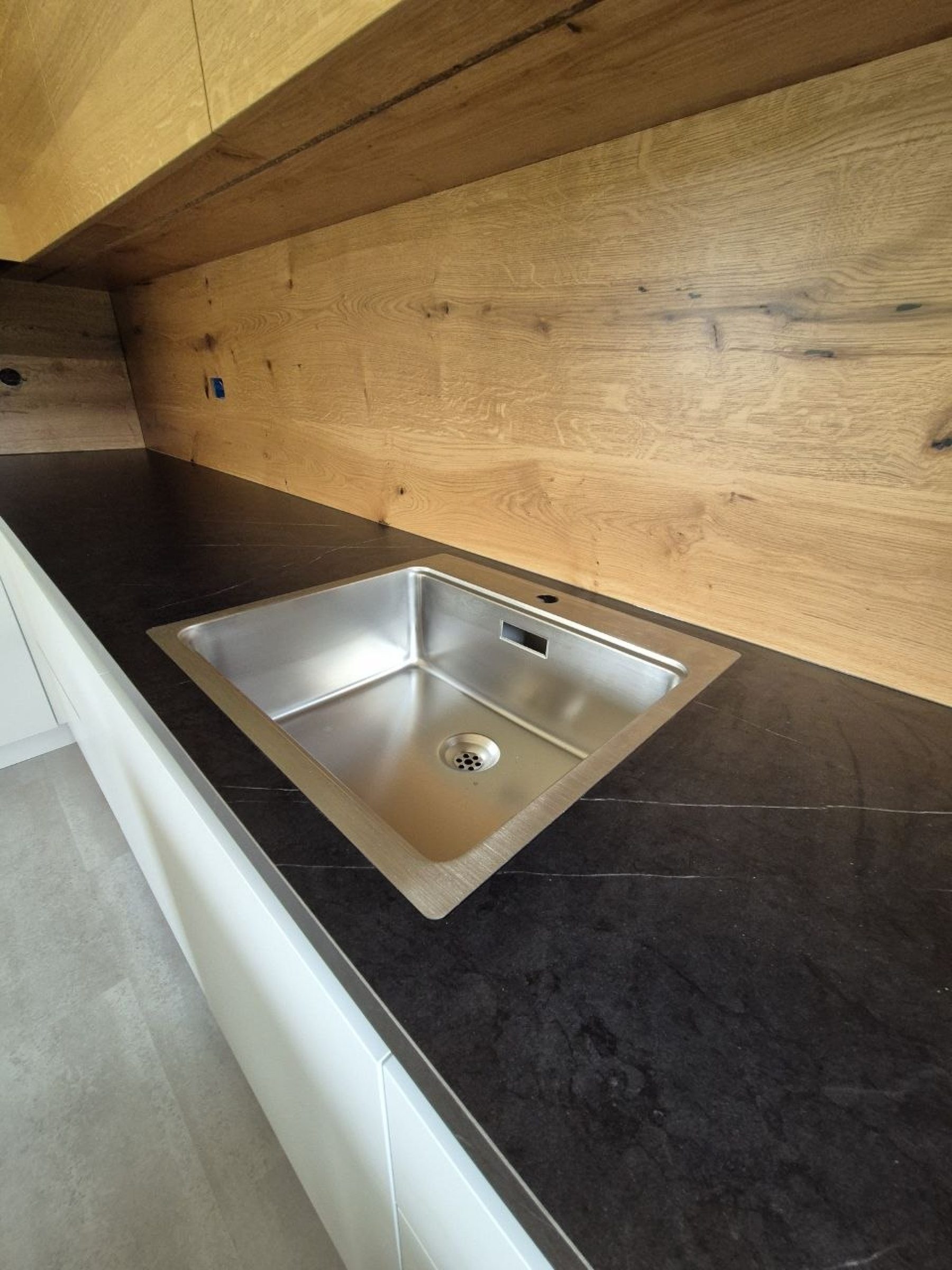 Kuhinjski pult z vgradnim inox koritom