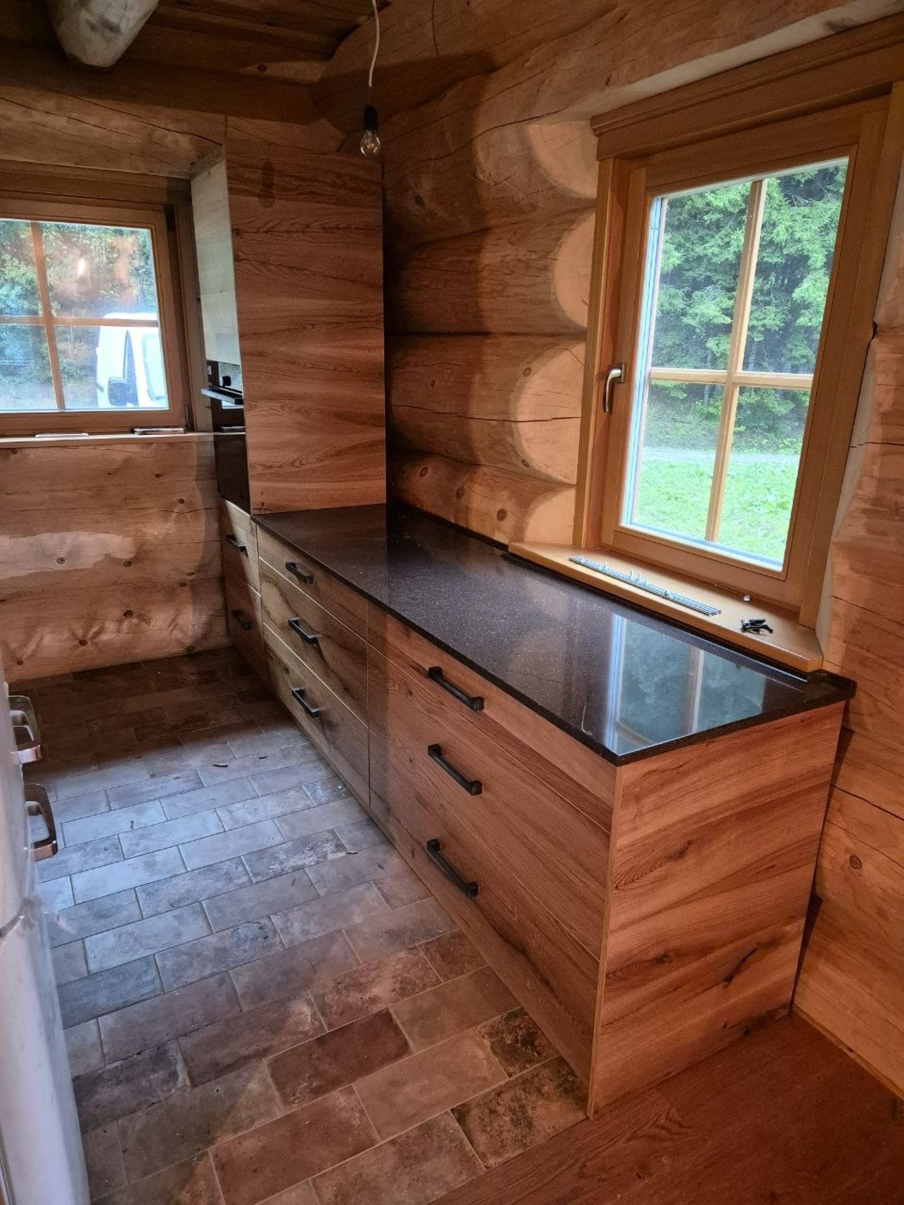 Kuhinjski niz po meri z delovno ploščo