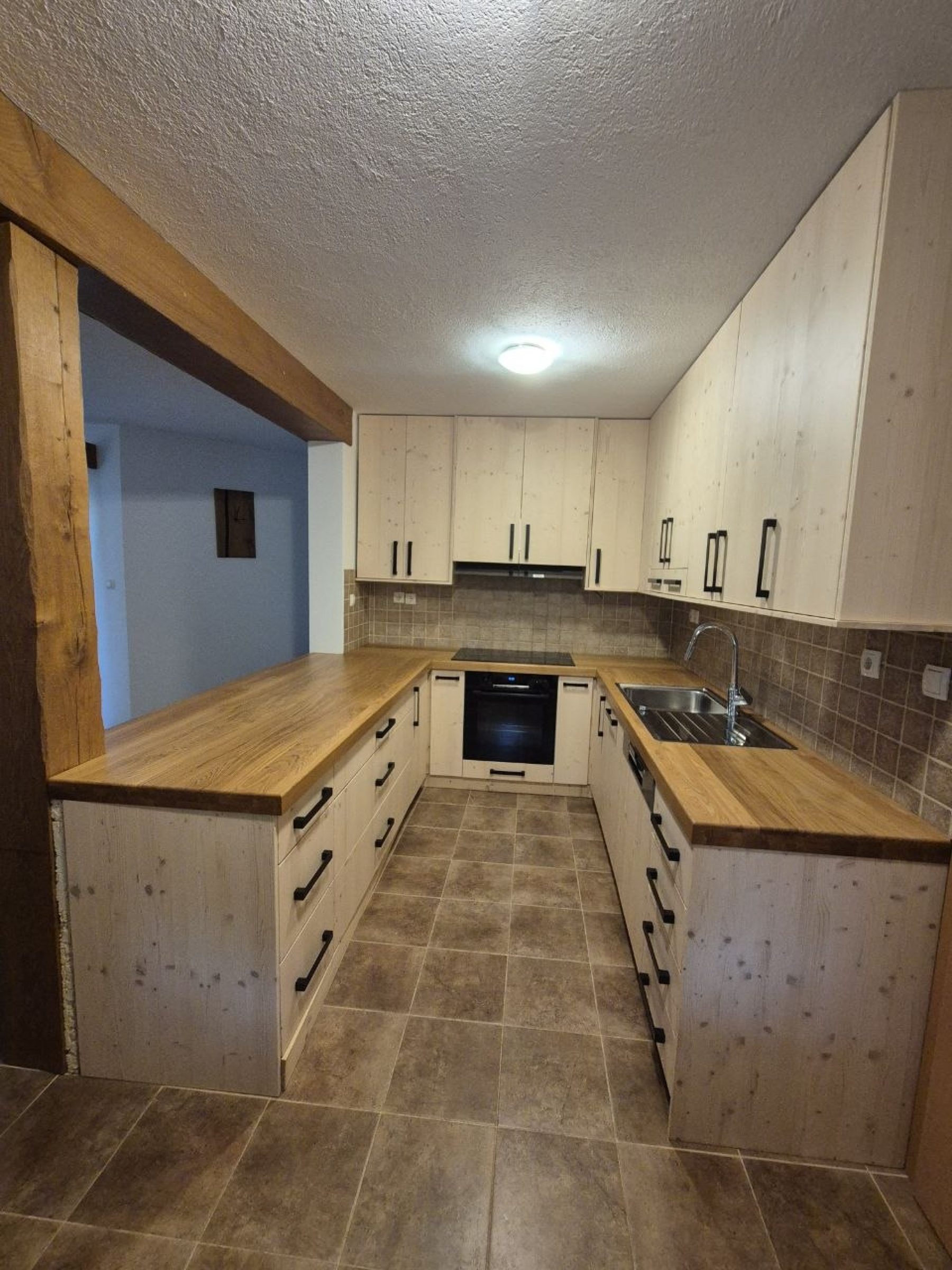 Rustikalna kuhinja v U-postavitvi po meri