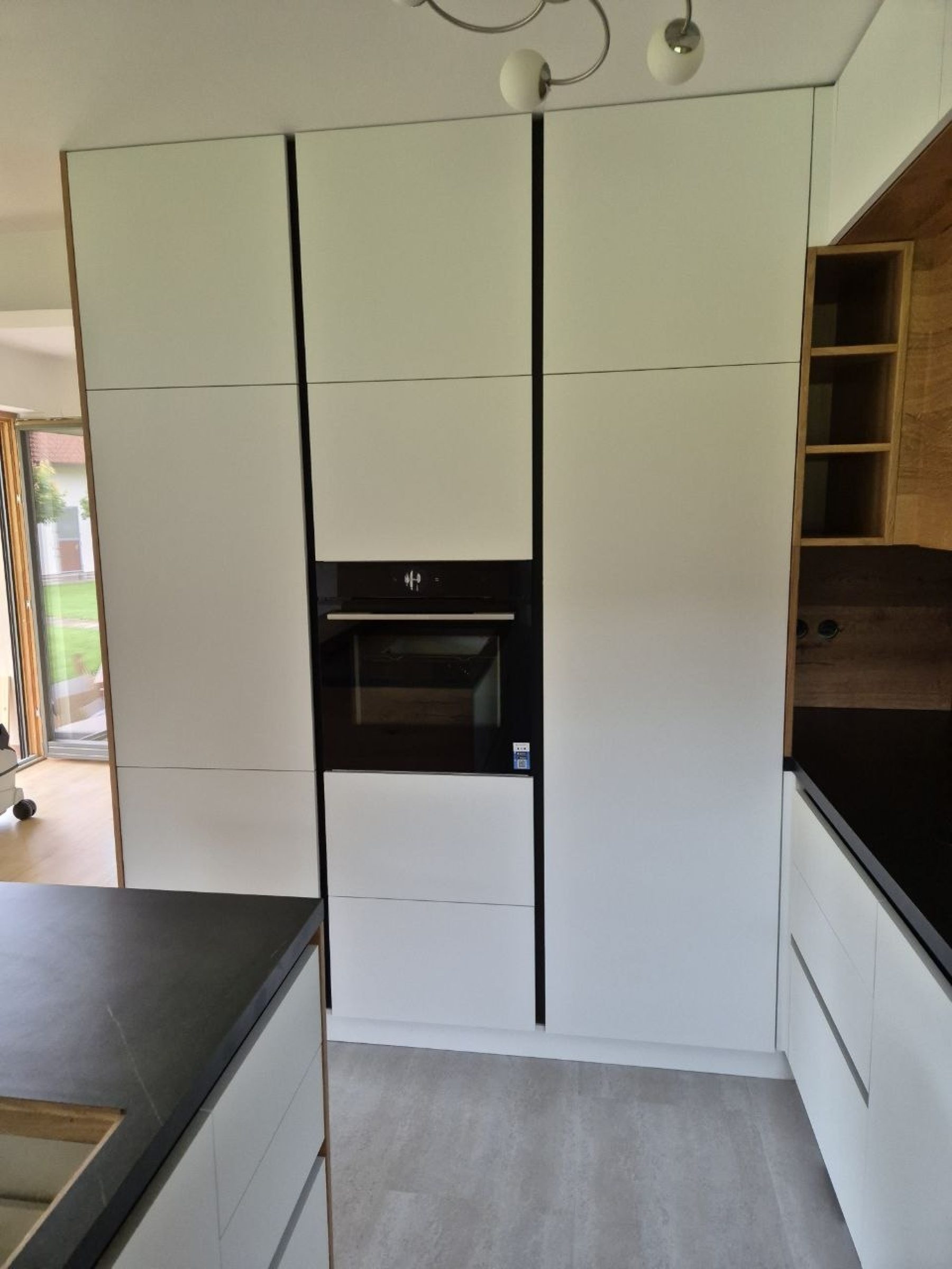 Kuhinjski vgradni blok z integrirano pečico