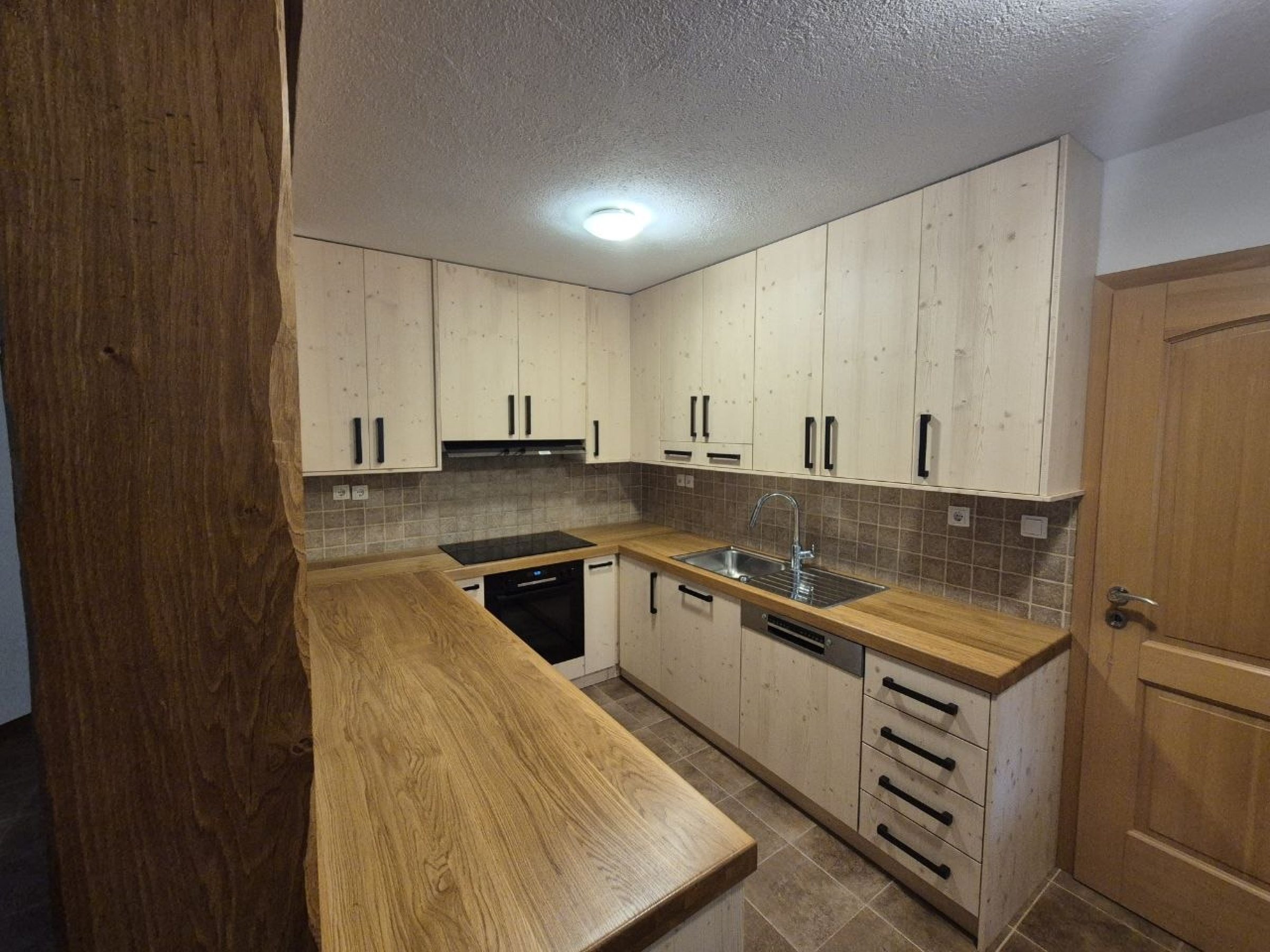 Rustikalna kotna kuhinja po meri