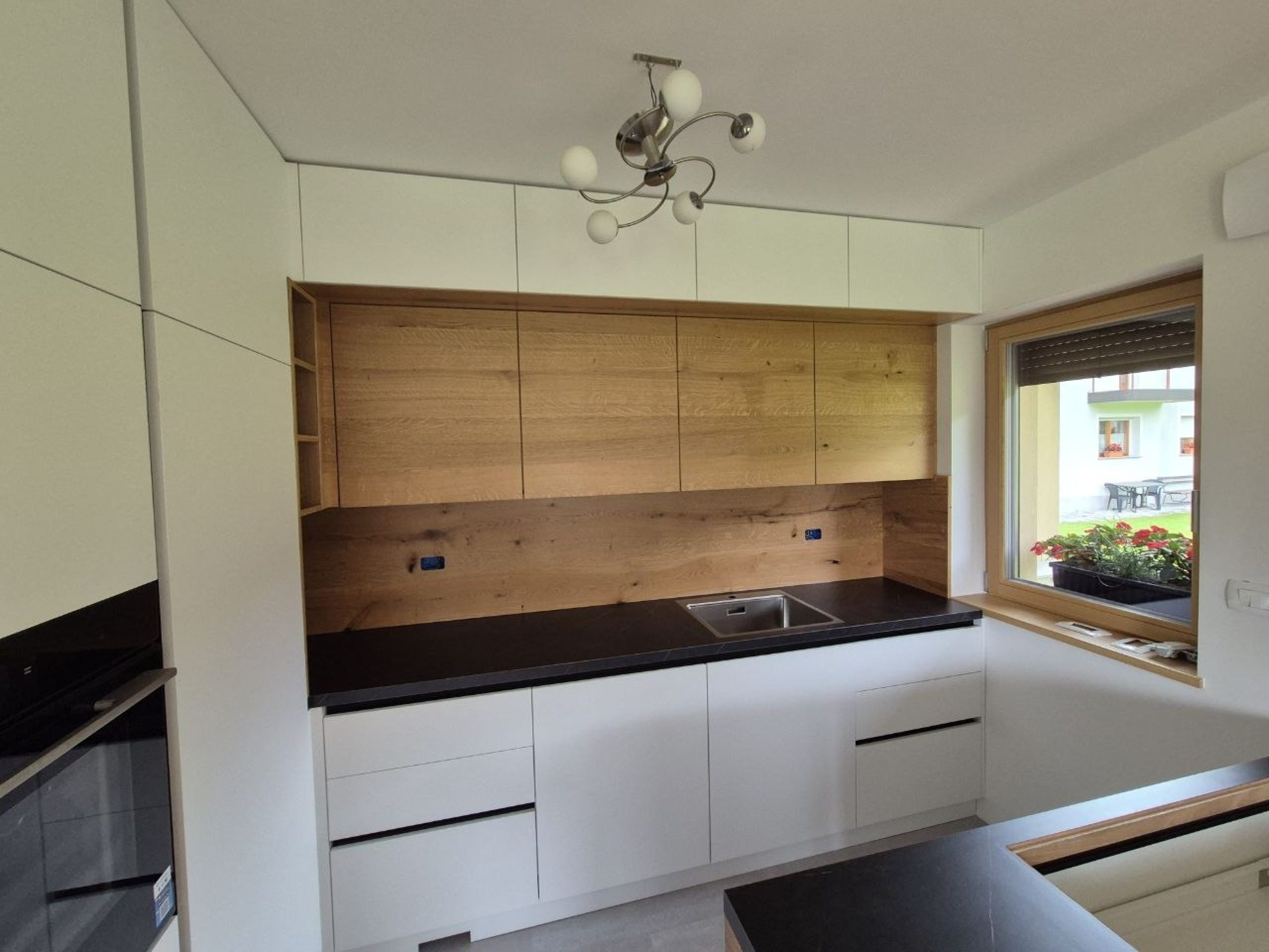 Moderna kuhinja po meri z lesenim dekorjem