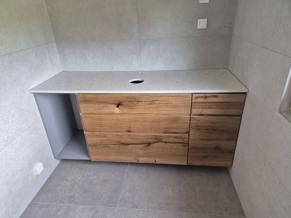 Minimalistična kopalniška omarica z lesenimi frontami po meri