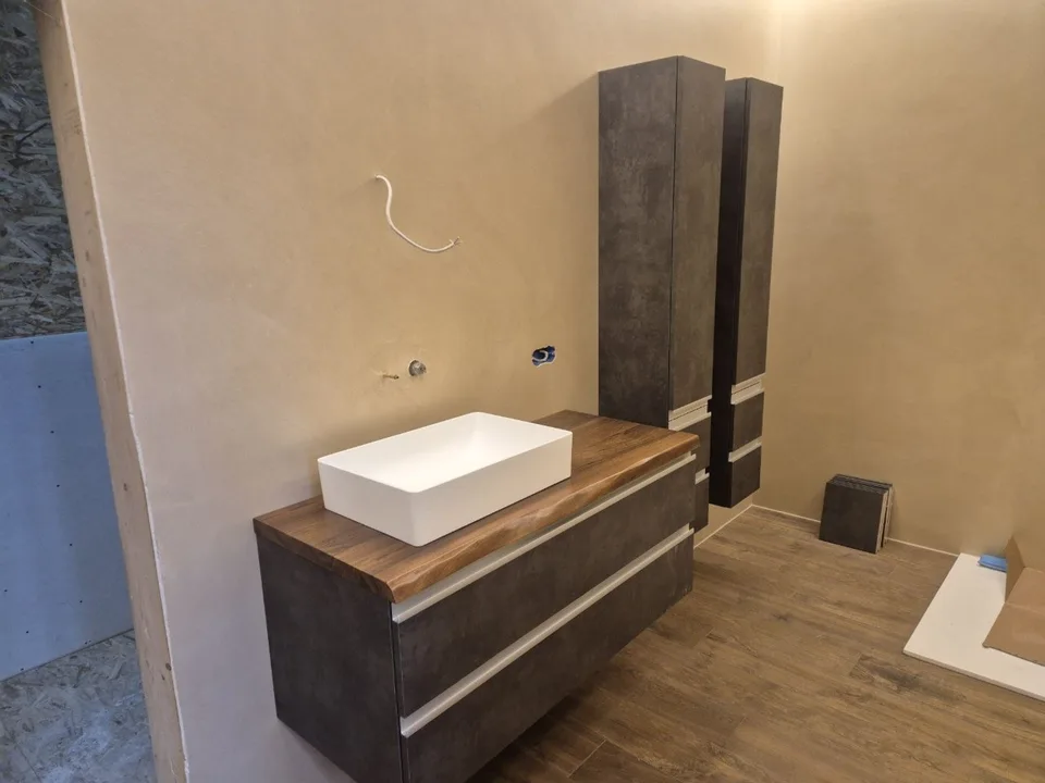 Kopalniški blok po meri z visečo omarico in umivalnikom
